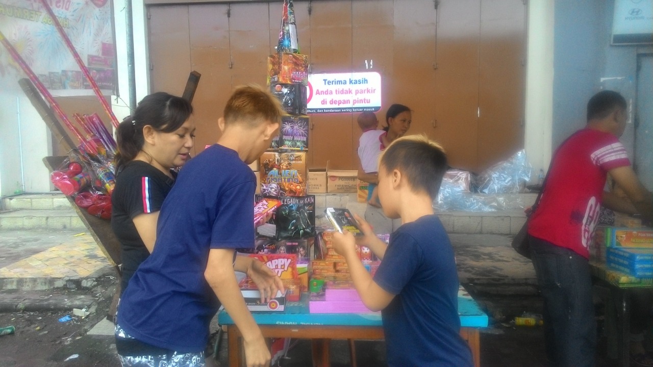 penjual-kembang-api-menjamur-jelang-tahun-baru.jpg