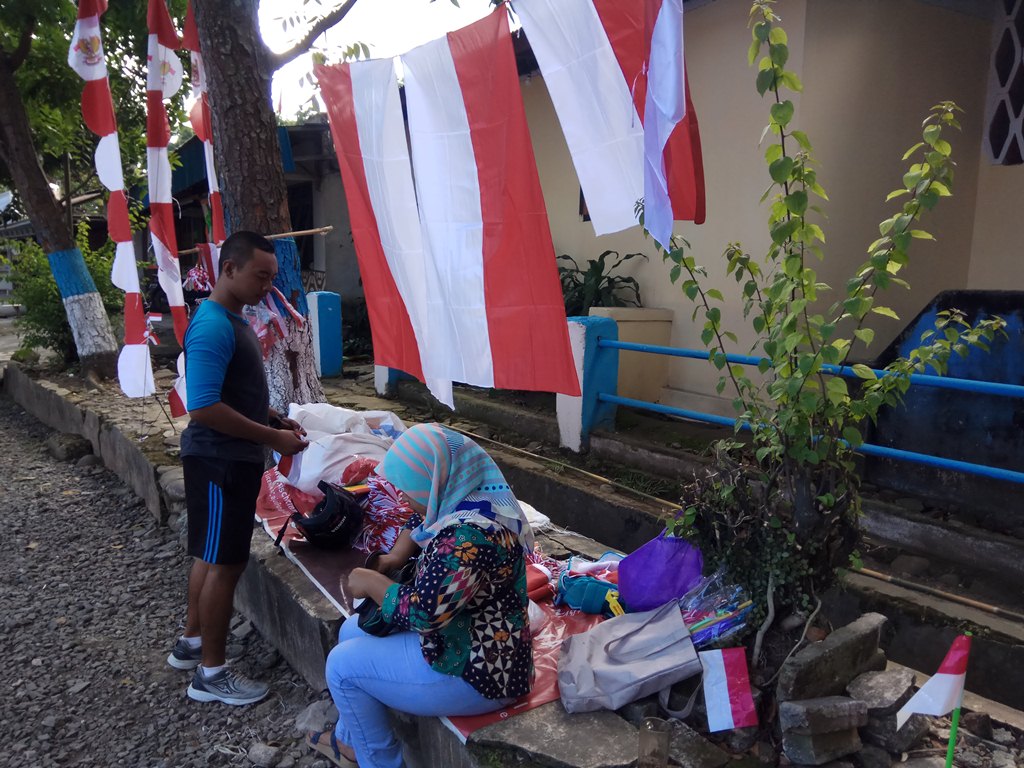 Para Penjual Umbul-umbul dan Bendera Merah Putih dari Garut Mengais Rezeki hingga ke Kotamobagu
