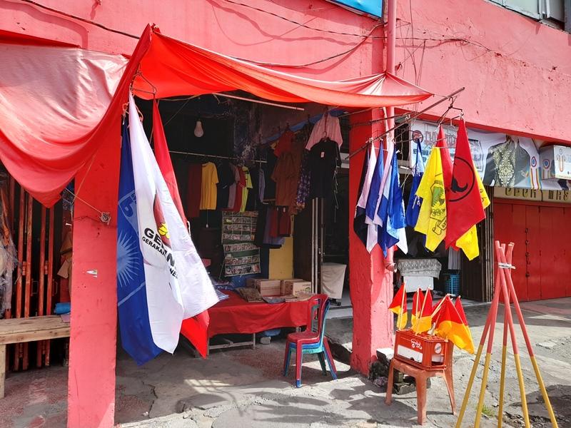 penjualan-bendera-di-New-Bendar-Pasar-45-Manado-fhh.jpg