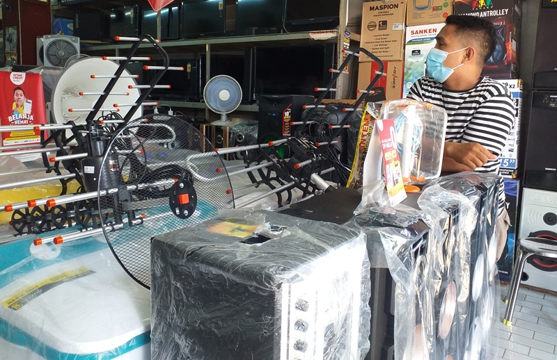 penjualan-tv-dan-antena-di-kawasan-niaga-45-manado-sulawesi-utara-rabu-28720215.jpg