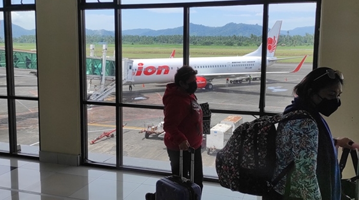 penumpang-menuju-pesawat-di-bandara-internasional-sam-ratulangikjhkjhk.jpg
