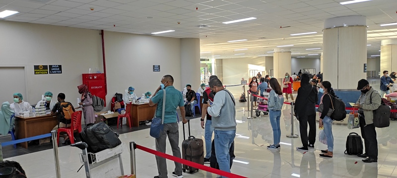 penumpang-yang-tiba-di-bandara-internasional-sam-ratulangi-hgh.jpg