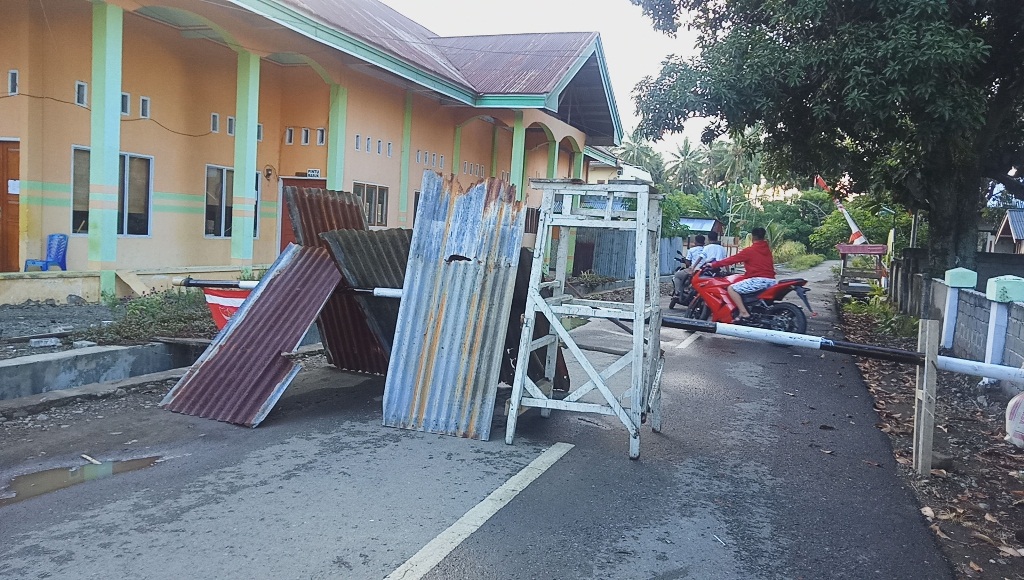 penutupan-jalan-masuk-ke-pantai.jpg