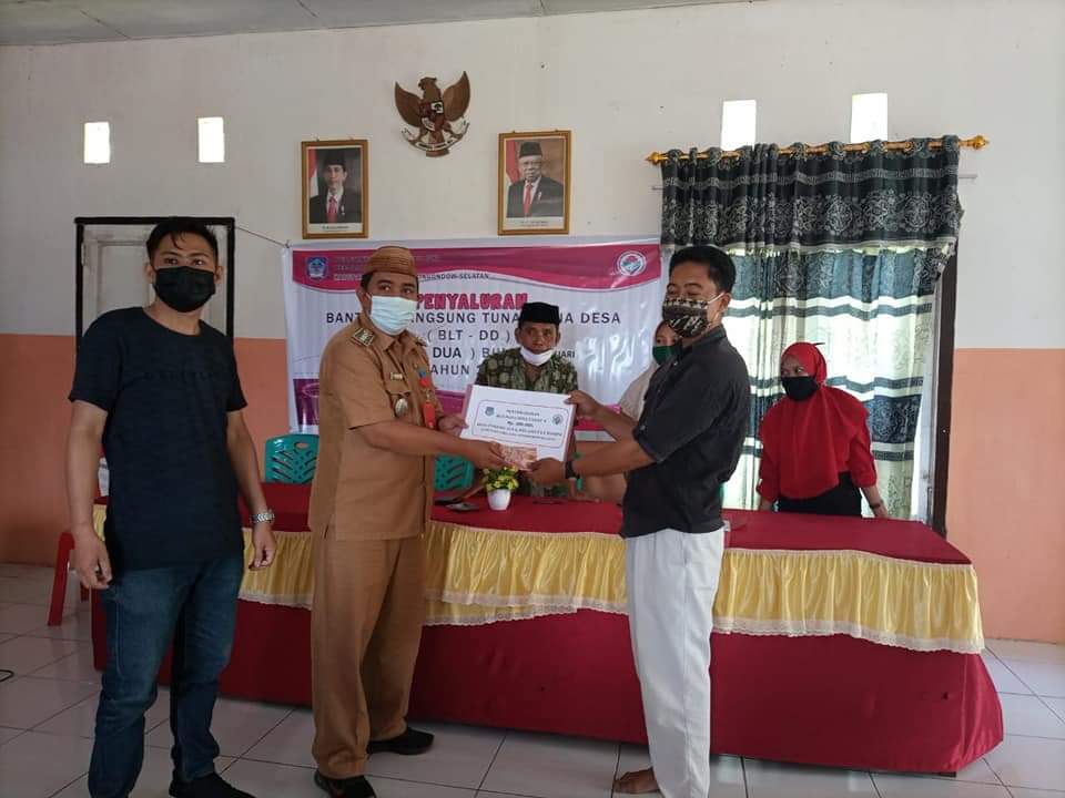 15 Kepala Keluarga di Pakuku Jaya Terima BLT Dandes Tahap II