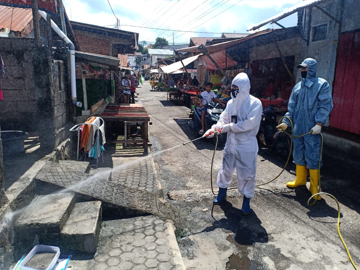 penyemprotan-desinfektan-oleh-tim-relawan.jpg