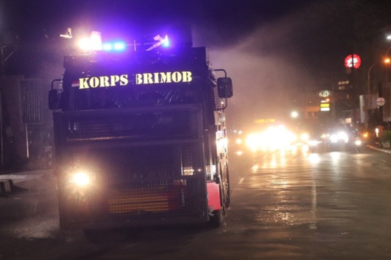 Kasus Covid-19 Terus Bertambah, Polda Sulut Awali Tahun dengan Penyemprotan Disinfektan di Manado