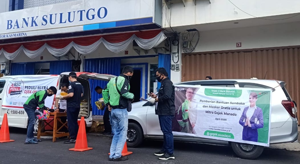 penyerahan-bantuan-dari-bank-sulutgo-bagi-mitra-gojek-di-manado-jumat-17042020.jpg