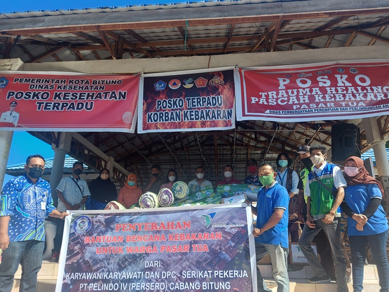 PT Pelindo IV Cabang Bitung Beri Snack untuk Anak Korban Kebakaran Pasar Tua Bitung