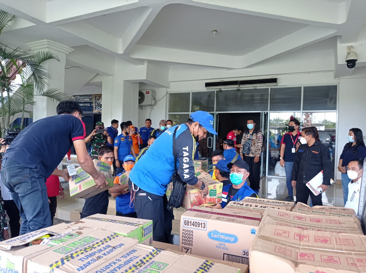 penyerahan-bantuan-donasi-konsumen-alfamidi-bagi-para-korban-bencana-alam.jpg