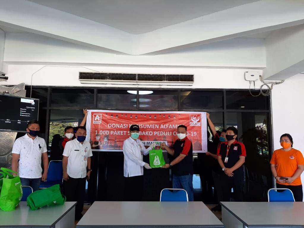 penyerahan-bantuan-paket-bahan-pokok-dari-donasi-konsumen-alfamidi.jpg