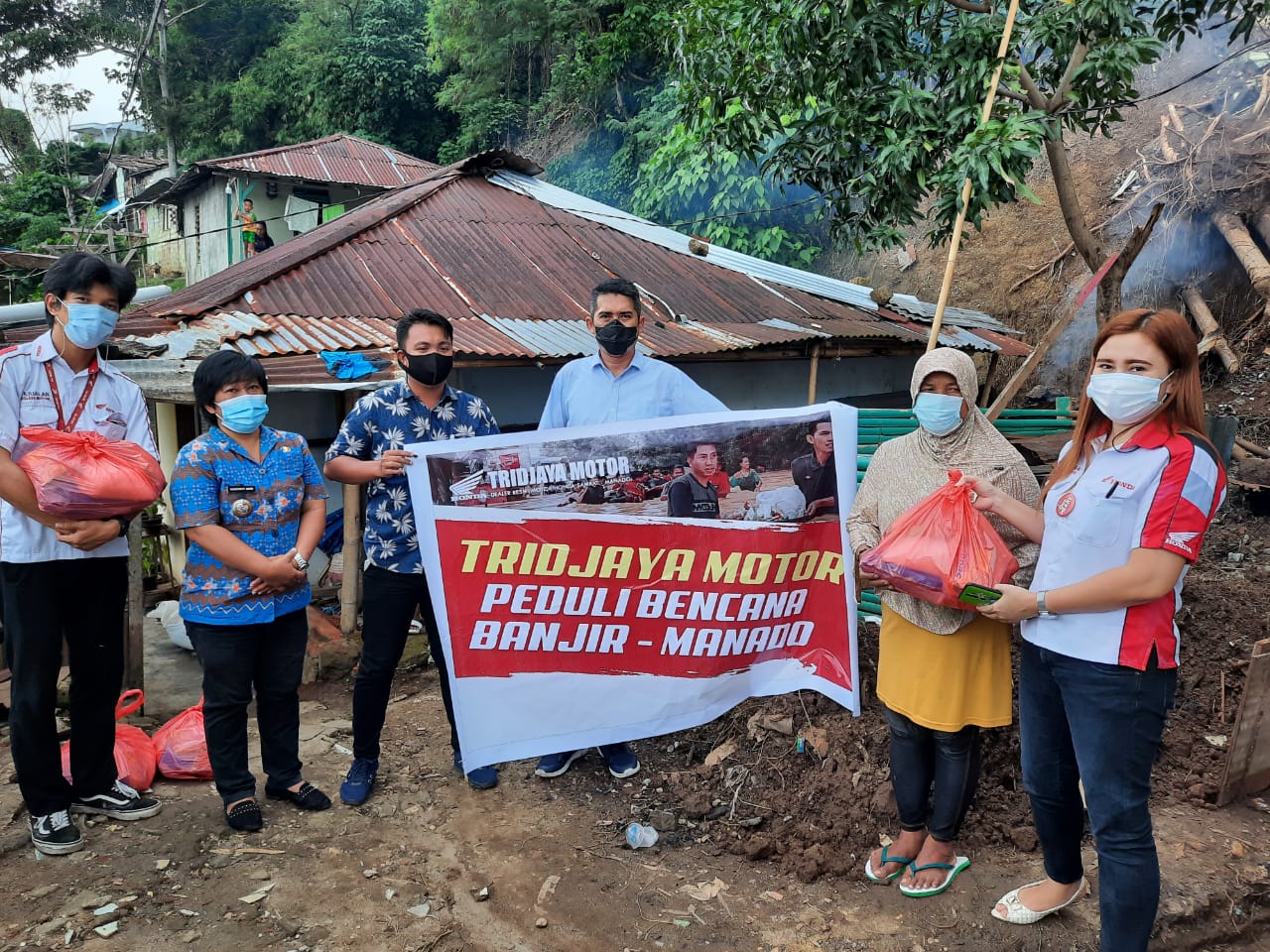 penyerahan-bantuan-sembako-oleh-tridjaya-motor-manado-kepada-korban-bencana.jpg