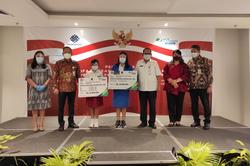 penyerahan-beasiswa-bagi-anak-peserta-program-jkk-dan-jkm-oleh-bpjamsostek.jpg