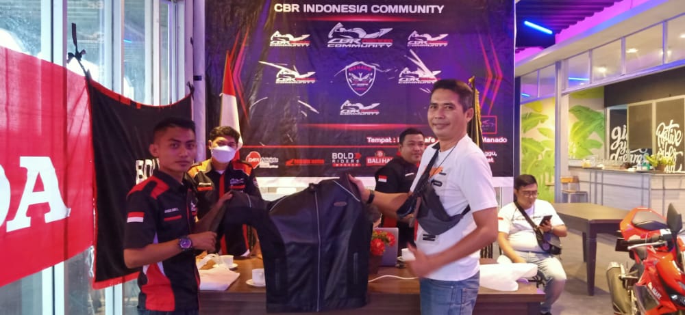penyerahan-cendramata-jaket.jpg