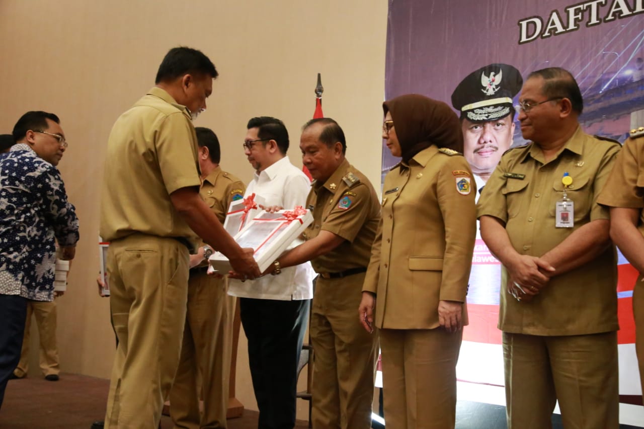 penyerahan-dipa-oleh-gubernur-olly-dondokambey-kepada-max-lomban-wali-kota-bitung.jpg