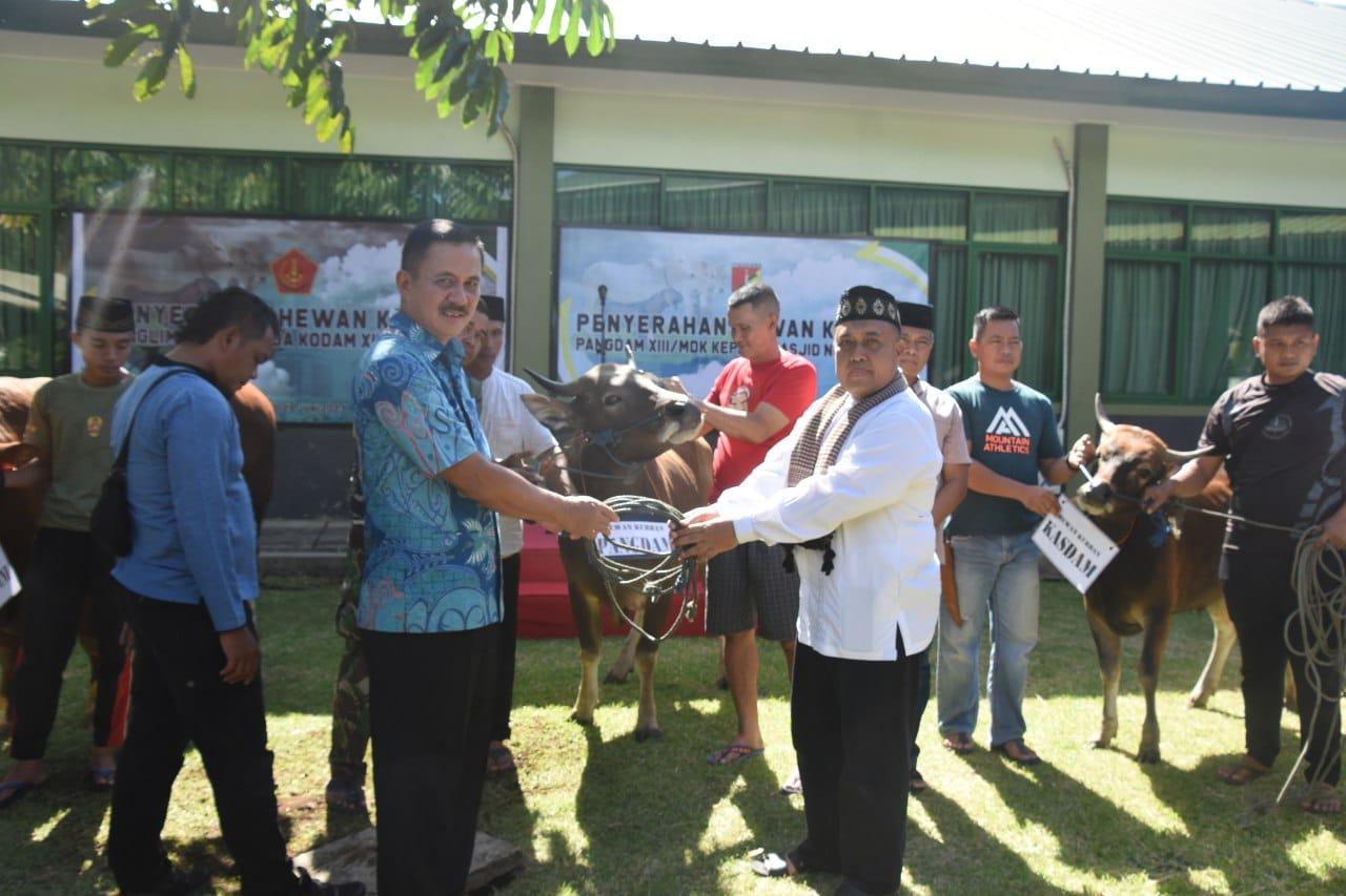 Kodam XIII/Merdeka Serahkan 9 Hewan Kurban, Ada yang dari Panglima TNI