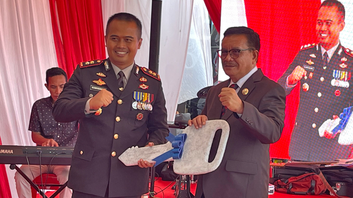 Wali Kota Maurits Mantiri Serahkan 1 Unit Mobil Ambulans Terpadu kepada Polres Bitung Sulawesi Utara