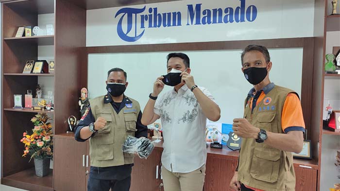 penyerahan-masker-dari-relawan-sulut-hebat-kepada-pemimpin-perusahaan-risdianto-tunandi-1.jpg