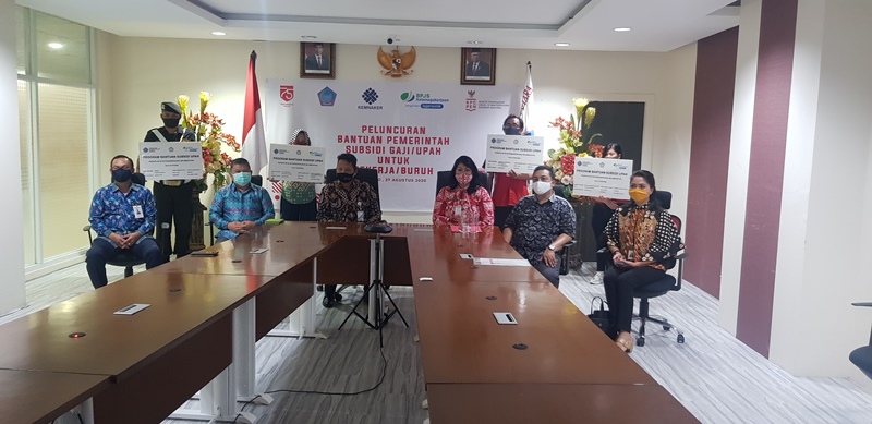 penyerahan-simbolis-bsu-bagi-pekerja-peserta-bpjamsostek-di-sulut.jpg