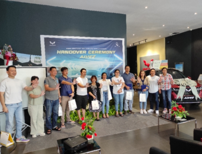 Wuling Kumala Serahkan 10 Wuling Alvez ke Pelanggan Pertama di Manado, Promo DP 10 Persen