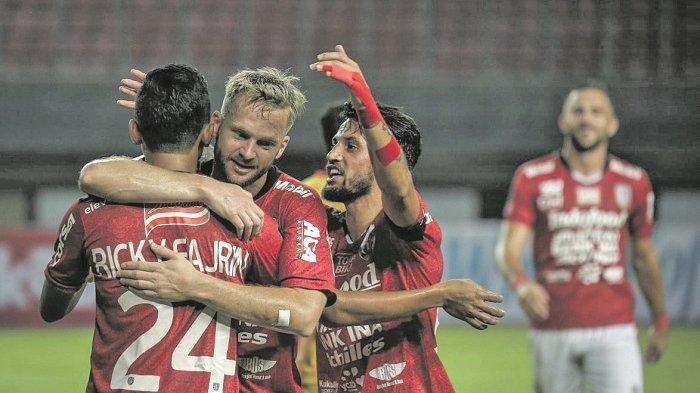 penyerang-bali-united-melvin-platje-tengah-bersama-stefano-lilipaly-kanan-memeluk-ricky-fajrin.jpg