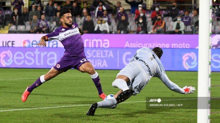 penyerang-fiorentina-argentina-nicolas-gonzalez-menembak-kiper-inter-milan-slovenia-samir-handanovic.jpg