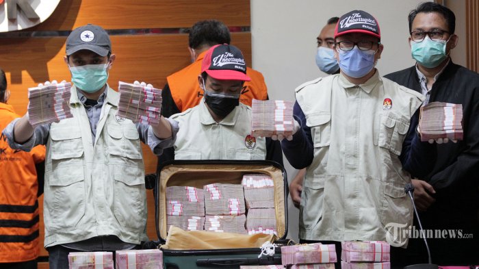 penyidik-komisi-pemberantasan-korupsi-kpk-menunjukkan-barang-bukti-uang-tunai-sebesar-rp-1-miliar.jpg