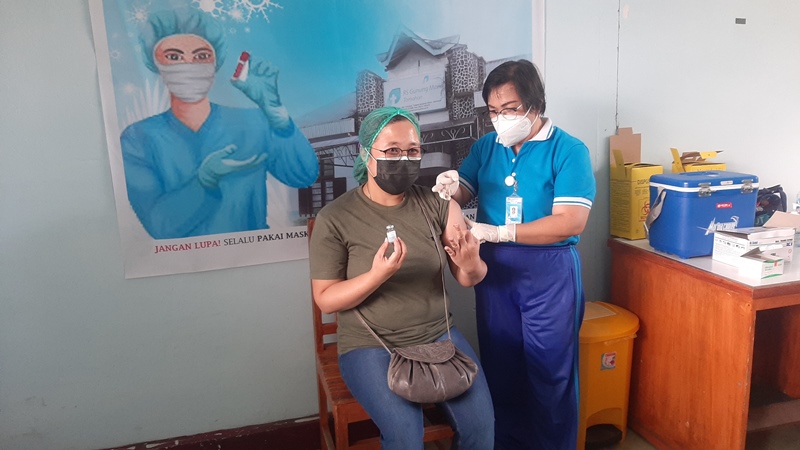 penyuntikan-vaksin-moderna-bagi-nakes-di-rs-gunung-maria-jumat-2082021.jpg