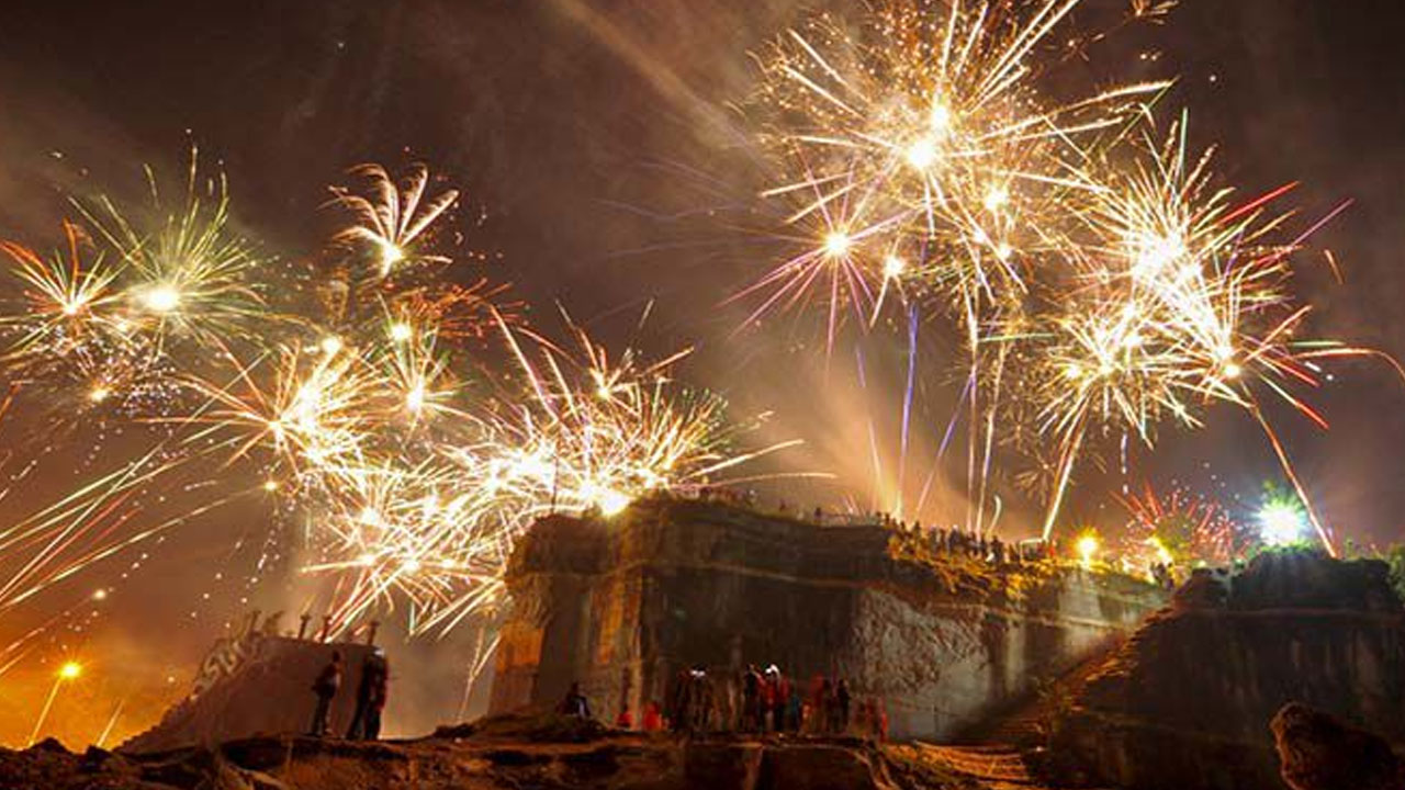 7 Tradisi Tahun Baru Unik, dari Ajang Tinju Antar Komunitas, hingga Nasib Ditentukan Celana Dalam