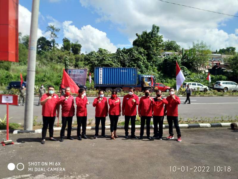 HUT PDIP ke-49, Steven Kandouw Pimpin Upacara Bendera di Kantor PDIP Sulut