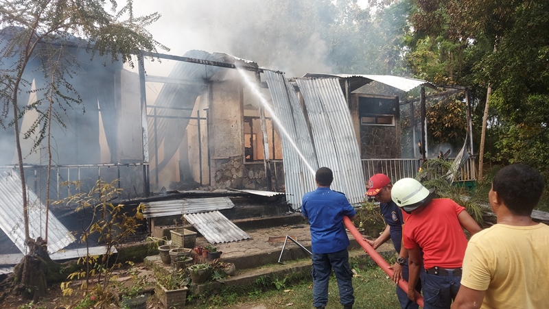 peristiwa-kebakaran-satu-unit-rumah-vila-di-rt-x-lingkungan-iii-kelurahan-tersebut.jpg