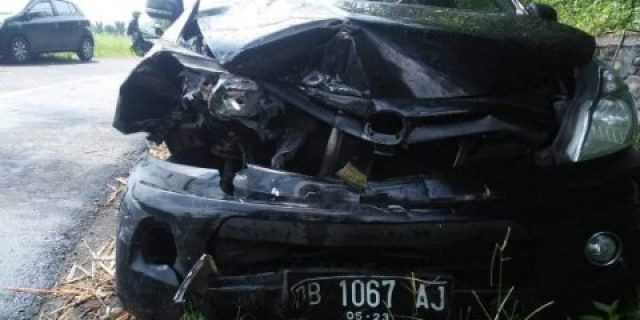 Jalanan Licin, Dua Kendraan Terlibat Tabrakan di Jalan Trans Sulawesi