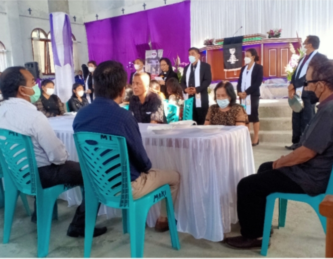 Jemaat GMIM Tesalonika CBA Mapanget Peringati Jumat Agung dengan Duduk Bersama di Meja Perjamuan