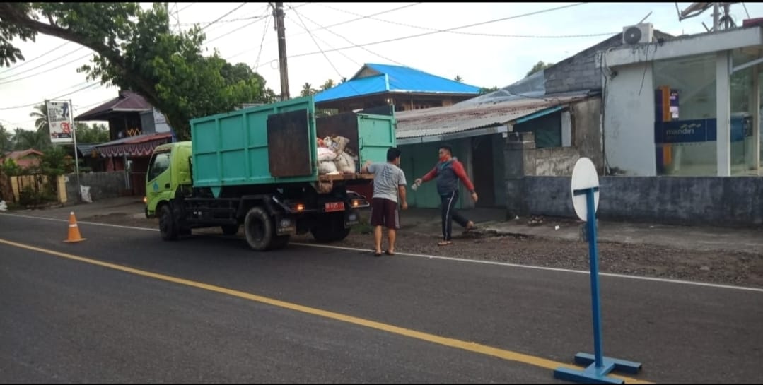permasalahan-sampah-yang-mulai-teratasi-dengan-beroperasinya-truk-pengangkut-sampah.jpg