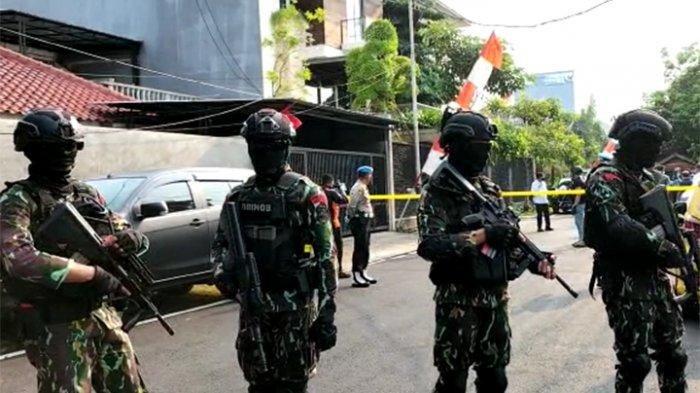 personel-brimob-bersenjata-laras-panjang-menjaga-depan-rumah-pribadi-mantan-ferdy-sambo.jpg