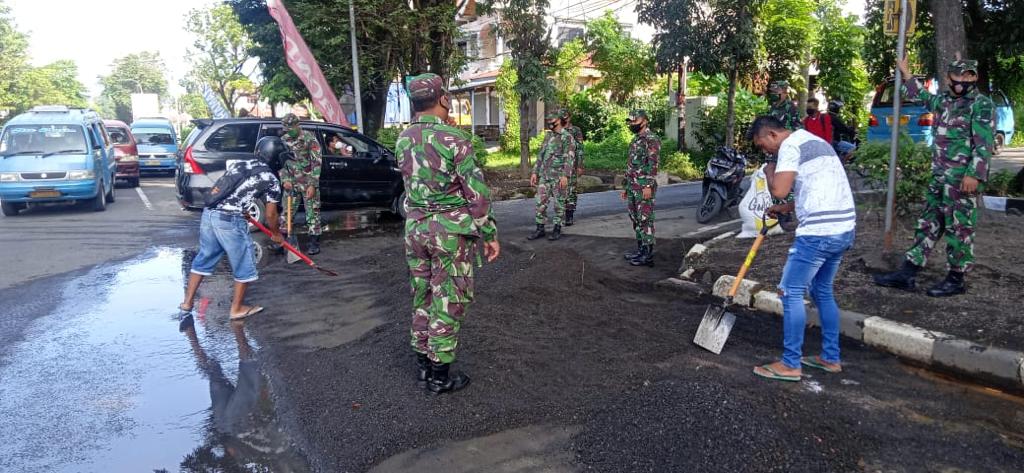 Kedapatan Tak Pakai Masker, 19 Warga di Bitung Diganjar Bersihkan Pasir di Jalan