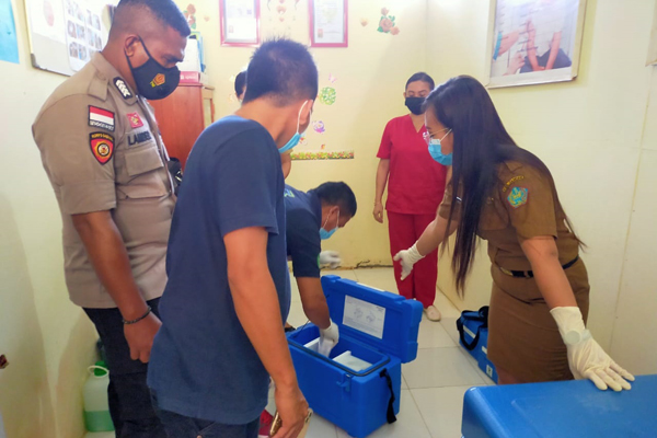 Polsek Tabukan Selatan Ikut Antar Vaksin Covid-19 ke Tiga Kecamatan di Sangihe