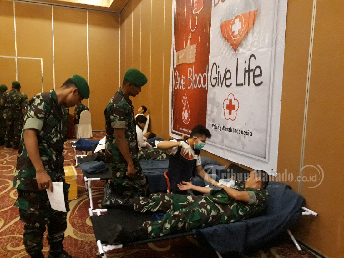 100 Pasukan Kodam XIII/Merdeka Ikut Donor Darah di Swiss-Belhotel Manado
