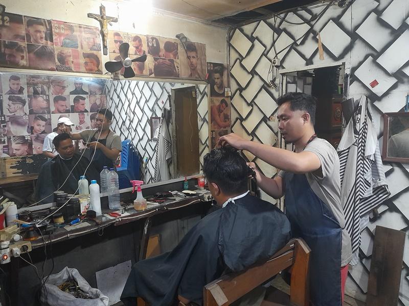 Kisah Atang, Tukang Gunting Rambut Malam Hari di Minut, Pernah Cat Rambut Pelanggan Dini Hari