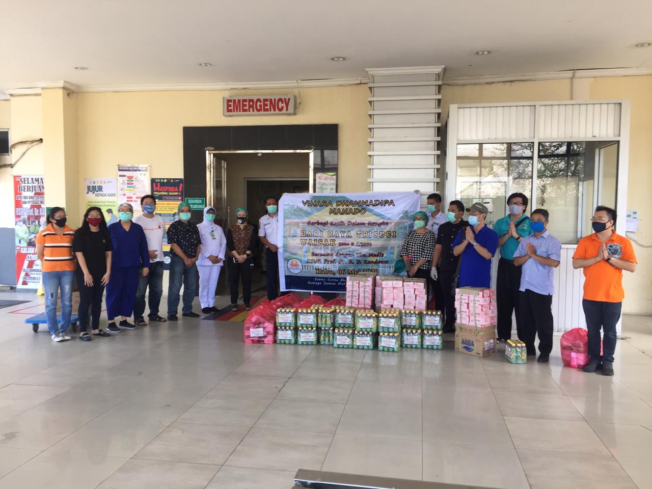 Jelang Hari Tri Suci Waisak, Umat Budha Vihara Dhammadipa Manado Berbagi Kasih dengan Tim Medis