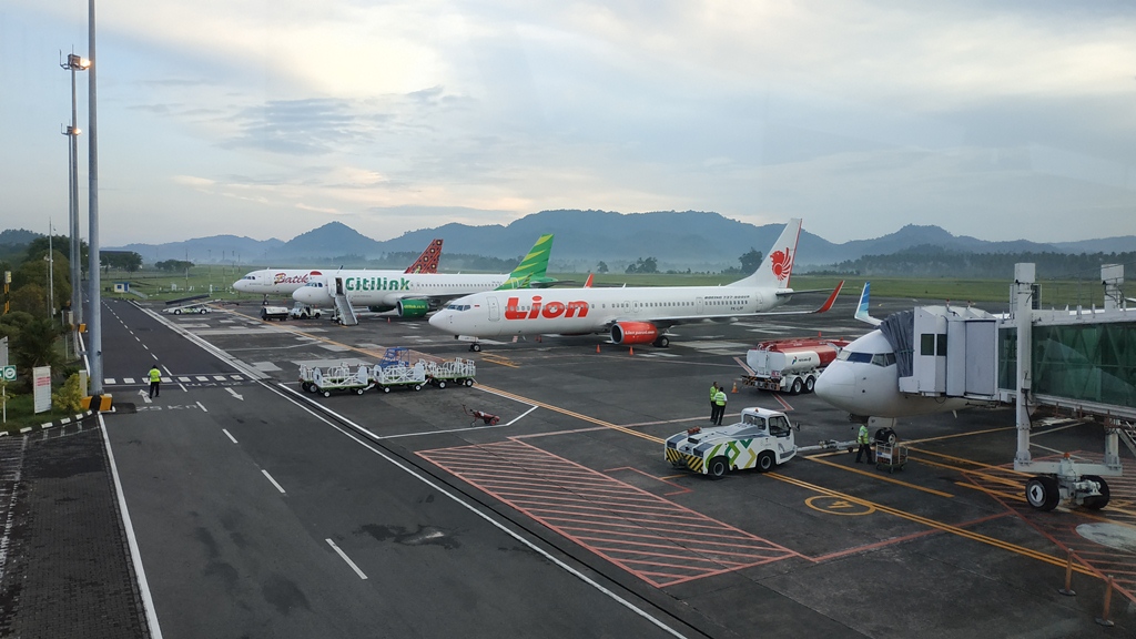 pesawat-lion-air-di-apron-bandara-internasional-sam-ratulangi-manado.jpg