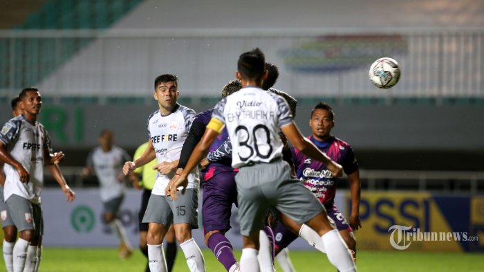 pesepak-bola-rans-cilegon-fc-jersey-ungu-berebut-bola-atas-dengan-pesepak-bola-persis-solo.jpg