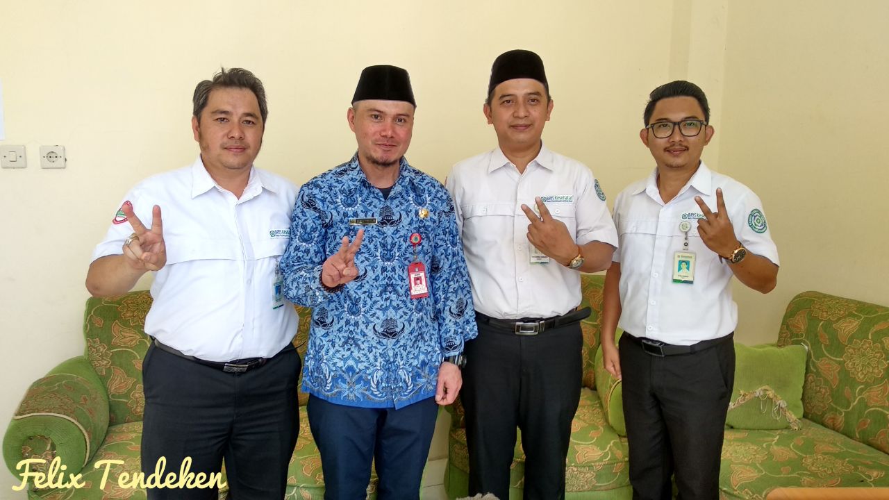 petugas-bpjs-berfoto-dengan-kadis-kesehatan-bolsel-dr-sadly-mokodongan_20180402_124714.jpg