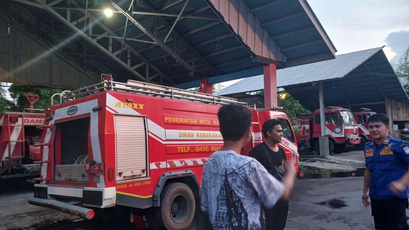 Kisah Petugas Damkar Manado Bantu Evakuasi Korban Kecelakaan Tunggal di Jalan Sugiono