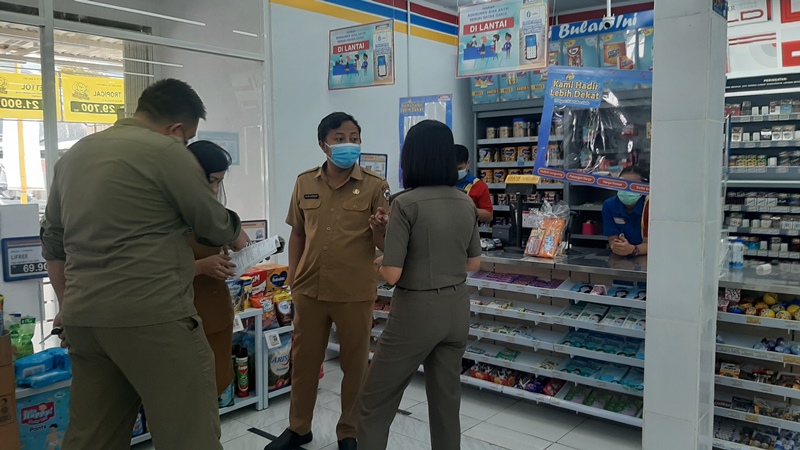 petugas-dari-pemkot-tomohon-melakukan-penertiban-ritel-modern-indomaret.jpg