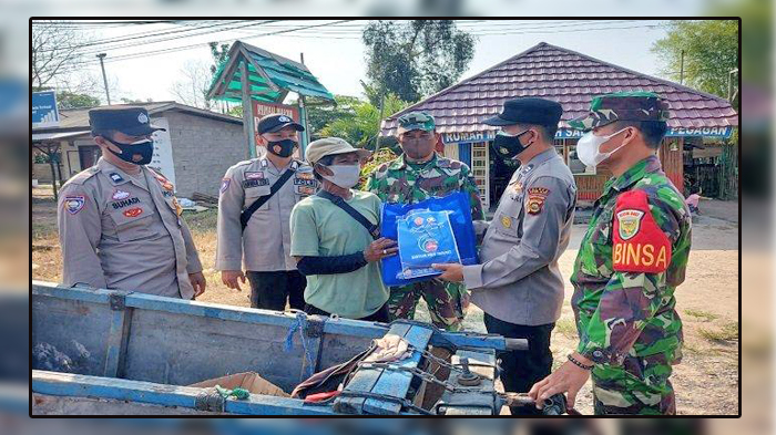 petugas-gabungan-tnipolri-memberikan-bantuan-sosial.jpg