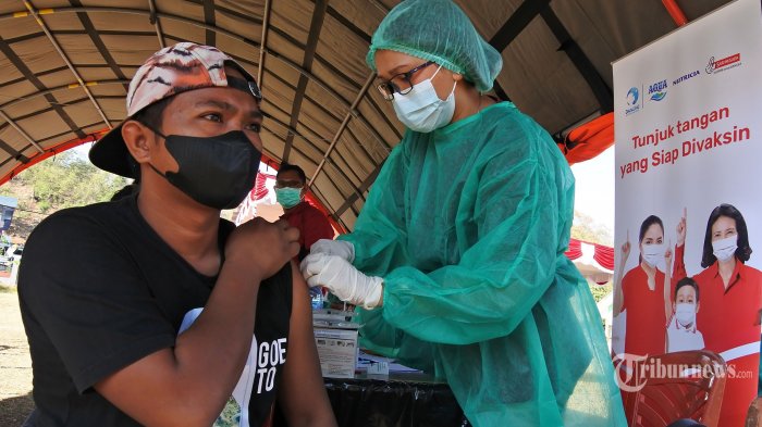 petugas-kesehatan-menyuntikan-cairan-vaksin-covid-19-kepada-seorang-pelaku-ekonoomi.jpg