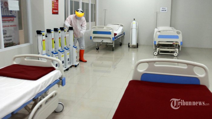 petugas-mempersiapkan-ruangan-rawat-inap-pasien-covid-19-3w744854.jpg