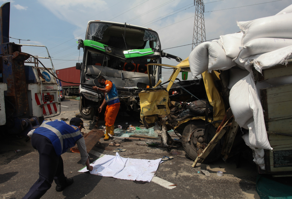 petugas-mengevakuasi-bus-dan-truk-yang-terlibat-kecelakaan-di-tol-dupak-tanjung-perak-surabaya.jpg
