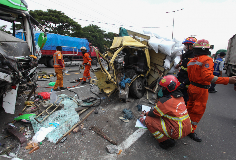 Kecelakaan Maut Pukul 12.10 WIB, 2 Orang Tewas, Truk Pakan vs Truk Balak