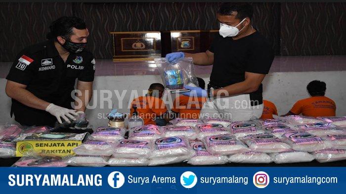 petugas-menunjukkan-barang-bukti-100-kg-sabu-347383.jpg